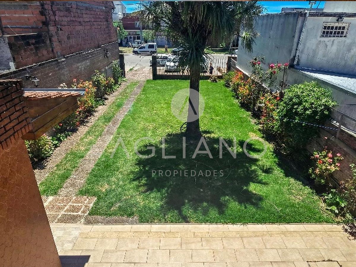 Casa 4 amb, 150m² con gran parque y 4 cocheras — Juramento