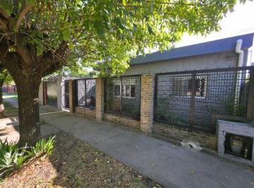 Casa · 70m² · 3 Ambientes · 1 Cochera · Excelente Casa en Venta en Burzaco!