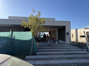 Casa · 174m² · 4 Ambientes · 2 Cocheras · Casa 3 Dorm. Vida a Estrenar
