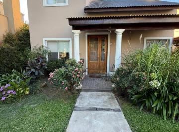 Casa · 140m² · 4 Ambientes · 2 Cocheras · Casa en Venta en Campos de Irigoin