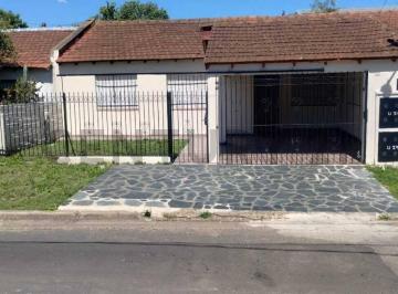 Casa · 143m² · 4 Ambientes · 2 Cocheras · Casa de 2 Dorm. Reciclada en Venta en Barrio Monasterio
