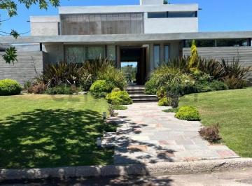 Casa · 550m² · 4 Dormitorios · 2 Cocheras · Casa en Venta en Exclusivo Barrio La Vacherie