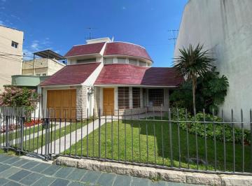 Casa · 300m² · 6 Ambientes · 1 Cochera · Alvear 1676