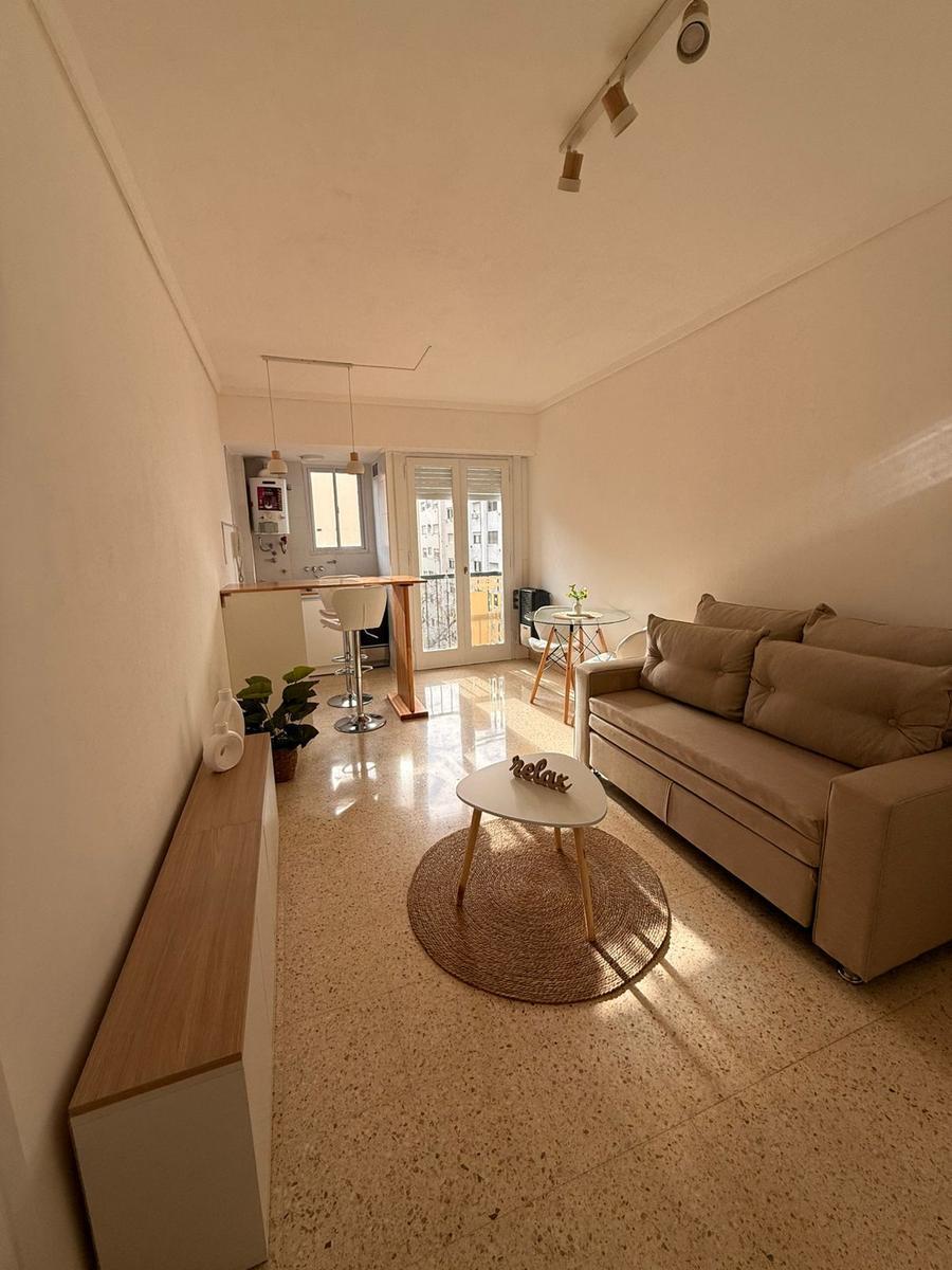 Depto monoambiente reciclado, 23m² con balcón — Plaza Colón