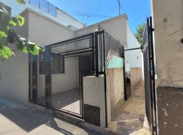 Casa de 3 ambientes, Morón · Excelente Casa en PH de 3 Ambientes Actualizada a 3 Cuadras del Centro de Morón.