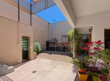 Casa · 112m² · 4 Ambientes · Venta Casa de Pasillo de Dos Dorm. con Jardin en Arroyito, Rosario