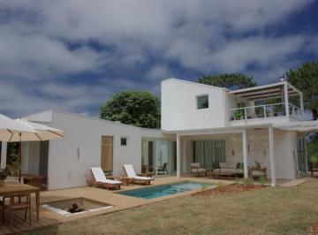 Casa · 416m² · 3 Ambientes · 1 Cochera · Casa Manantiales