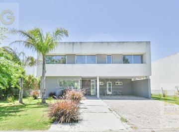 Casa · 370m² · 5 Ambientes · 2 Cocheras · Casa en Venta de 4 Ambientes en Fincas de Iraola II Guillermo E Hudson con Piscina