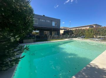 Casa · 141m² · 5 Ambientes · 2 Cocheras · Venta Casa con Pileta en El Barrio Náutico Vila Marina 1, Villanueva