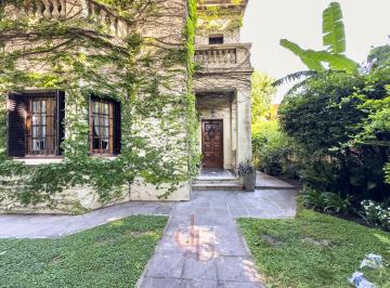 Casa · 451m² · 6 Ambientes · 8 Cocheras · Casona Tradicional en Venta con Piscina y Quincho Independiente – Adrogué