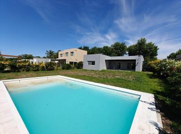 Casa · 134m² · 4 Ambientes · 4 Cocheras · Casa con Pileta en Santa Guadalupe