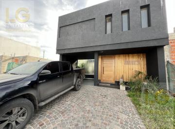 Casa · 175m² · 4 Ambientes · 2 Cocheras · Casa en Venta en Federico 1