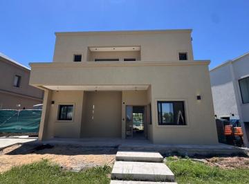 Casa · 161m² · 5 Ambientes · Casa con Pileta de Dos Plantas Sobre Lote Interno | Santo Tomas | Pilar