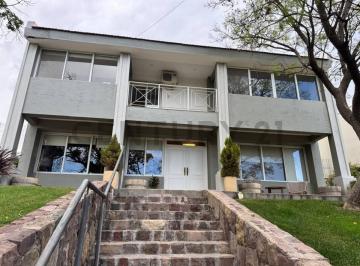 Casa · 312m² · 7 Ambientes · 2 Cocheras · Casa en Venta en Dalvian