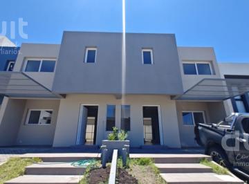 Casa · 130m² · 5 Ambientes · 1 Cochera · Duplex en Miradores de Manantiales, Totalmente Central!