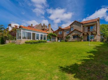Casa · 579m² · 6 Ambientes · 2 Cocheras · Residencia en Zona Alem Residencial – Playa Grande.