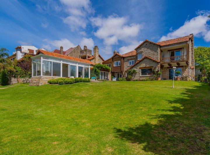 Casa · 579m² · 6 Ambientes · 2 Cocheras