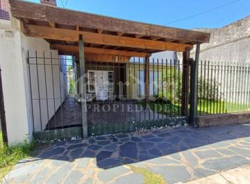 Casa de 3 ambientes, General San Martín · Casa Sobre Lote de 226 m². Cochera. 3 Ambientes. 2 Dorm.. Living. Amplio Parque con Pileta