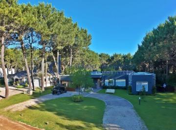 DEI-DEI-2010_2 · Casa 4 Dorm. con Pileta en Venta en Pinamar Barrio La Herradura
