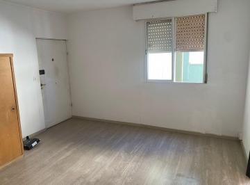 Luminoso ambiente en piso alto a metros del Parque Rivadavia y del Parque Centen · Alquiler Ambiente Caballito Baño y Cocina