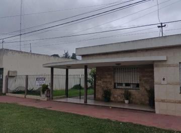 Casa de 6 ambientes, Armstrong · Casa Céntrica en Armstrong – 2 Dorm., Garage Para 3 Autos y Patio con Asador