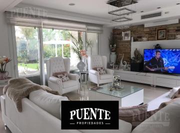 Casa · 350m² · 8 Ambientes · 2 Cocheras · Casa con 6 Suites, en Saint Thomas Este
