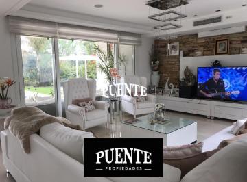 Casa · 350m² · 8 Ambientes · 2 Cocheras · Casa con 6 Suites, en Saint Thomas Este