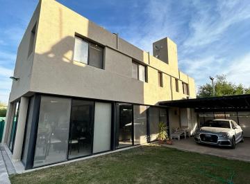 Casa · 200m² · 4 Ambientes · 2 Cocheras · Casa - Villa Catalina
