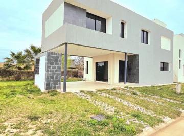 Casa · 250m² · 2 Dormitorios · 2 Cocheras · Casa - Villa Allende