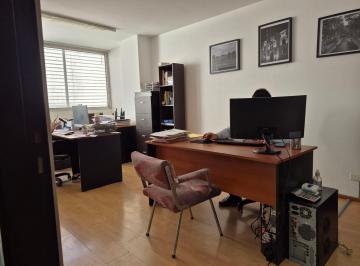 Oficina comercial · 50m² · 3 Ambientes · 1 Cochera · B° Centro - Oficina con Cochera