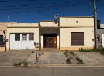 Casa · 70m² · 4 Ambientes · 1 Cochera · Casa en Lobos