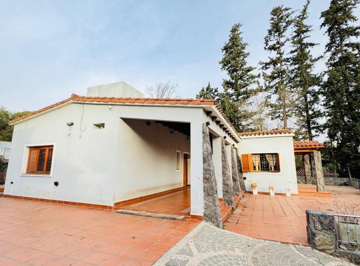 Casa · 250m² · 5 Ambientes · 4 Cocheras