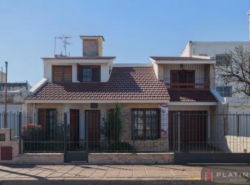 Casa · 240m² · 6 Ambientes · 2 Cocheras · Casa en Venta de 4 Dorm., con Cochera, Apto Crédito - Ayacucho