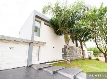 Casa · 200m² · 4 Ambientes · 2 Cocheras · Casa de 3 Dorm. con Cochera en Los Aromas - Valle Escondido
