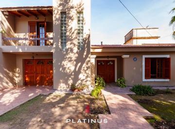 Casa · 249m² · 5 Ambientes · 4 Cocheras · Casa en Venta de 3 Dorm. - Villa Belgrano
