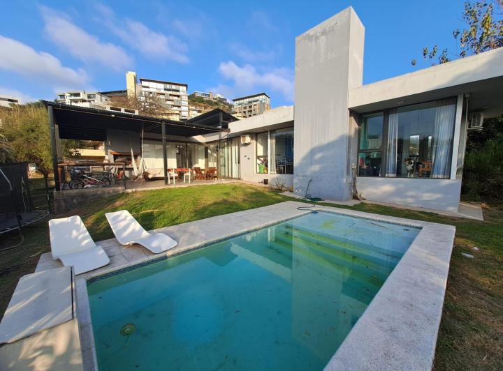 Casa · 220m² · 5 Ambientes · 2 Cocheras