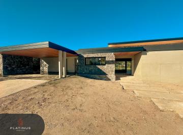 Casa · 400m² · 10 Ambientes · 3 Cocheras · Casa en Venta de 3 Dorm. en Una Sola Planta - Estancia El Terrón