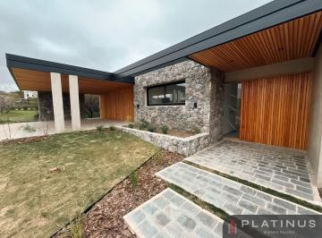 Casa · 400m² · 10 Ambientes · 3 Cocheras · Casa en Venta de 3 Dorm. en Una Sola Planta - Estancia El Terrón
