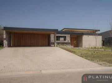 Casa · 400m² · 10 Ambientes · 3 Cocheras · Casa en Venta de 3 Dorm., Fondo Golf, Una Planta - Estancia El Terrón