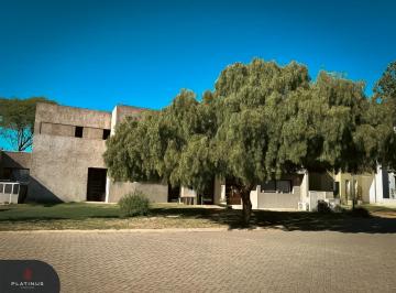 Casa · 120m² · 3 Dormitorios · 2 Cocheras · Casa en Venta de 3 Dorm. - Campo de Vuelo II