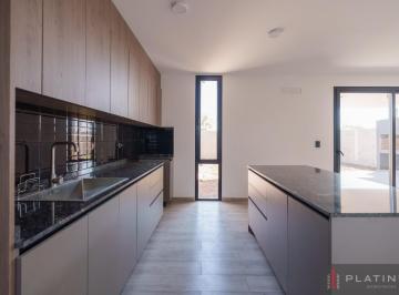 Casa · 242m² · 4 Ambientes · 2 Cocheras · Casa en Venta de 3 Dorm. - Cuesta de Manantiales