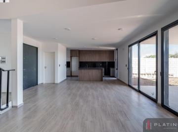 Casa · 242m² · 4 Ambientes · 2 Cocheras · Casa en Venta de 3 Dorm. - Cuesta de Manantiales