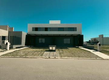 Casa · 148m² · 4 Ambientes · 1 Cochera · Duplex en Venta de 3 Dorm. - Rincones de Manantiales