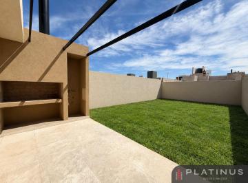 Casa · 114m² · 5 Ambientes · 2 Cocheras · Duplex de 3 Dorm. en Docta Av - en Construcción