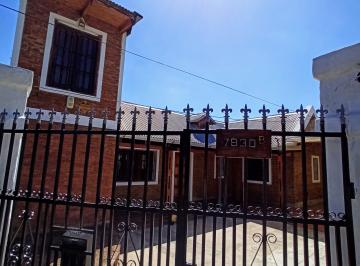 Casa en Venta de 8 ambientes Distrito Noroeste · Dueña Vende - 3 Dorm. - 2 Cocheras