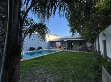 Casa · 124m² · 5 Ambientes · 1 Cochera · Casa Impecable con Piscina y de Gran Tamaño! Oportunidad!