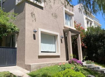 Casa de 4 ambientes, El Challao · Dalvian, Impecable.