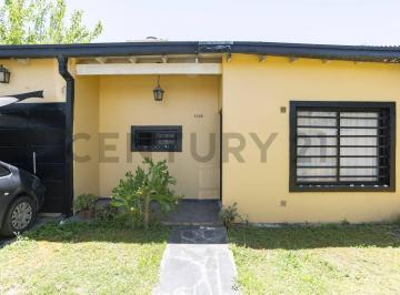 Casa · 77m² · 2 Ambientes · 1 Cochera · Casa en Venta en Villa Castells