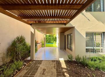 Casa · 71m² · 4 Ambientes · 1 Cochera · Casa en Fisherton