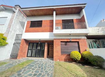 Casa · 200m² · 4 Ambientes · 2 Cocheras · Casa de 4 Ambientes con Garaje Ramos Mejia - Venta